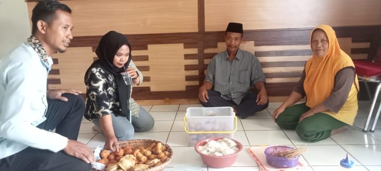 Cari Tambahan Biaya Anaknya di Pesantren, Ibu 5 Anak Ini Rela Jualan Makanan Keliling Kampung