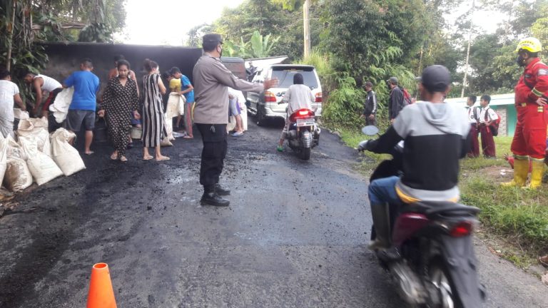 Truk Pengangkut Hotmix Terguling di Tanjakan Pangkaljaya, Polisi dan Warga Bantu Evakuasi 