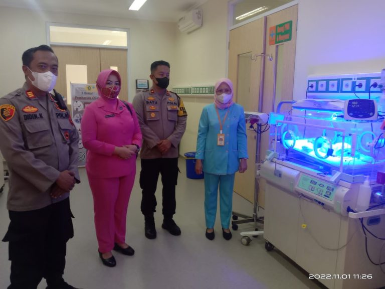 Kapolsek Gunung Putri dan Ketua Ranting Bhayangkari Jenguk Bayi yang Dibuang Orang Tuanya 