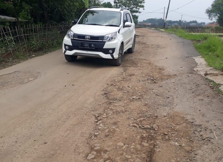 Jalan Provinsi Jabar tak Kunjung Diperbaiki