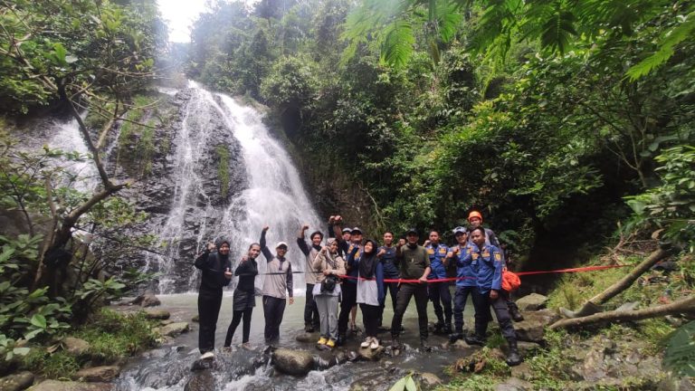 JMI Have Fun Reppling Bersama Damkar di Curug Cikoneng 