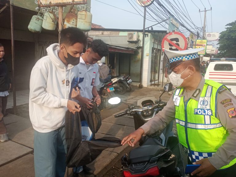 Ajarkan Tertib Berkendara, Polsek Gunung Putri Razia Pelajar