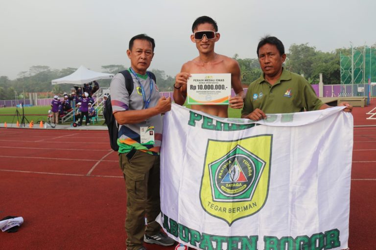 Hendro Yap Tak Terbendung Sabet Emas Jalan Cepat 10.000 Meter