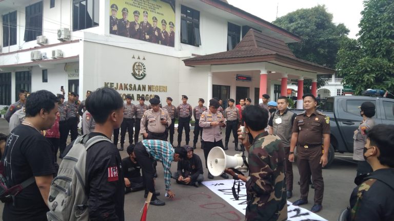 Kasus Korupsi MI, Mahasiswa Tuding Kejari Masuk Angin