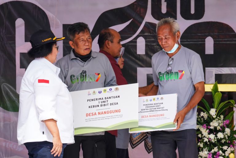 Menteri LHK Turun Gunung Tanam Pohon di Wilayah Nanggung