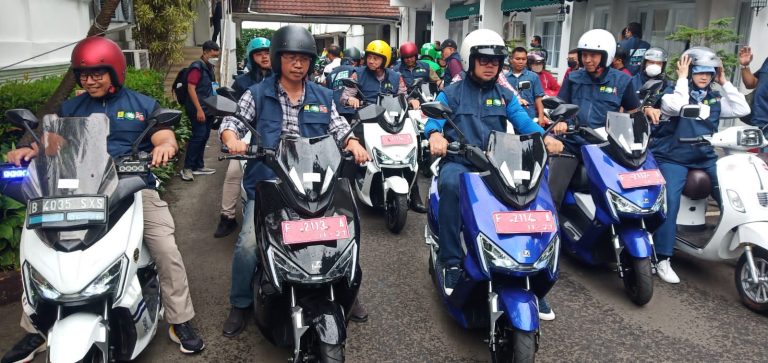 Pemkot Pamerkan Kendaraan Dinas Berbasis Listrik