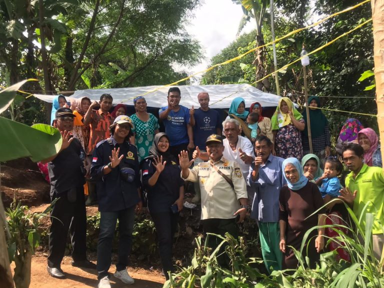 Pemdes Sukamanah Berikan Langsung Bantuan Kepada Korban Gempa di Cugenang