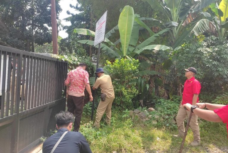 Nunggak, Bapenda Pasang Papan di Rumah Mewah