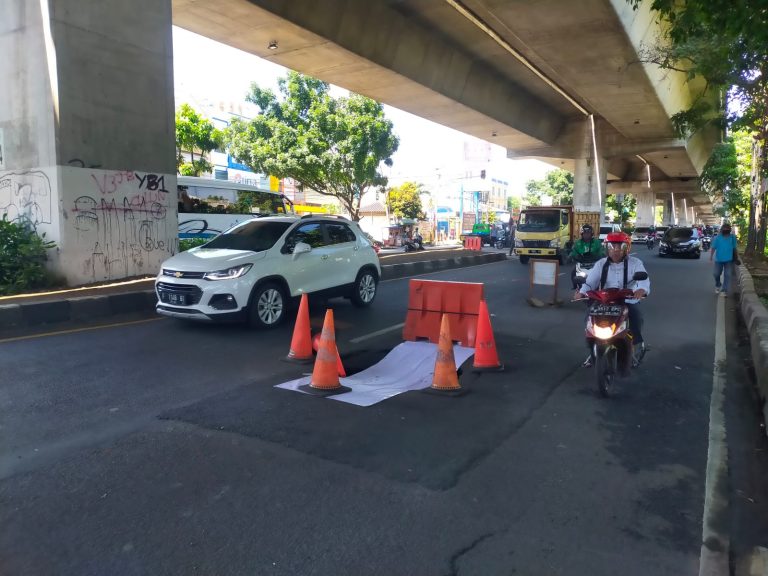 Jalan Sholis Amblas, Pengendara Diminta Waspada