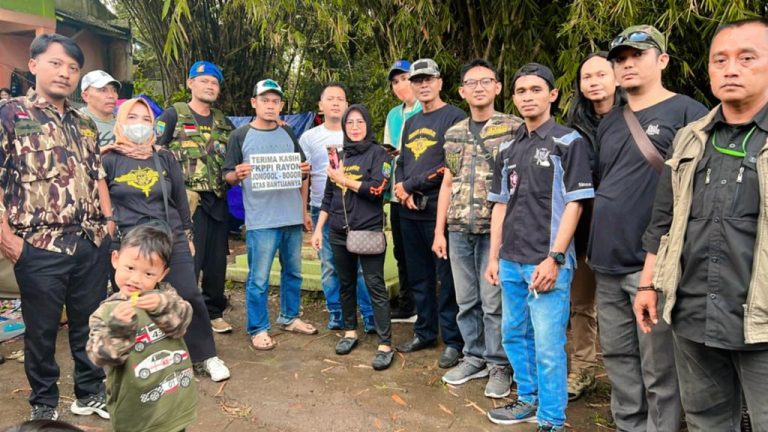 Warga Cibucil Salurkan Bantuan untuk Korban Gempa Cianjur