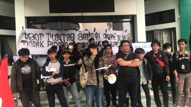 Kantor Kemenag Kota Bogor Disegel Mahasiswa