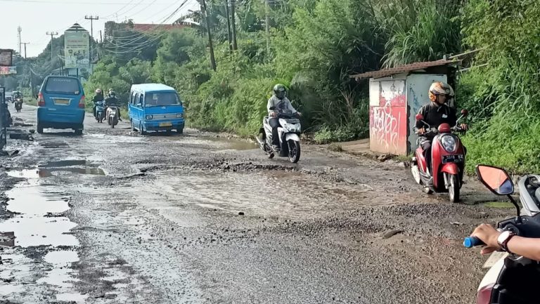 Akibat Ulah Pengendara Motor Terabas Jalan yang Masih Dicor, Kades Ciampea Ngamuk