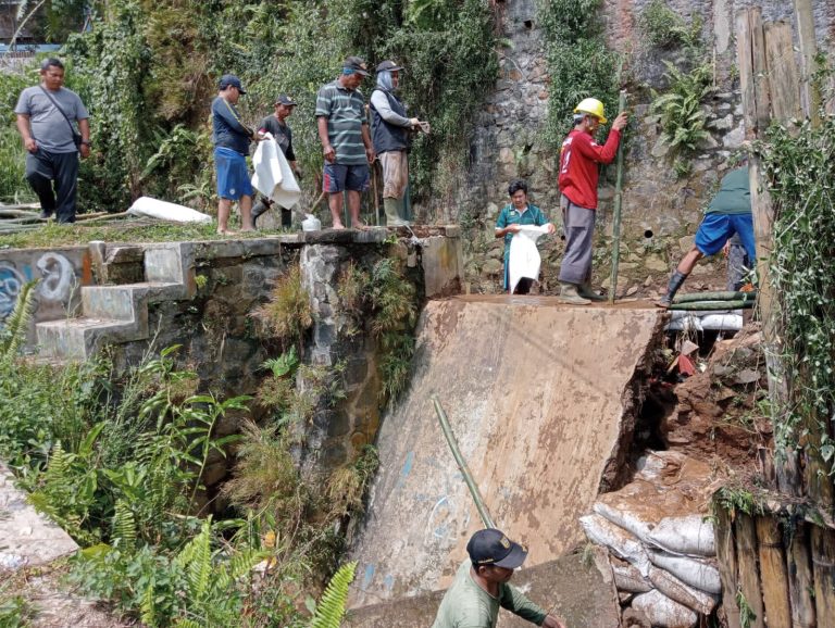 TPT DI di Telukpinang Jebol, Pegawai UPT Pengairan Lakukan Penanganan Darurat