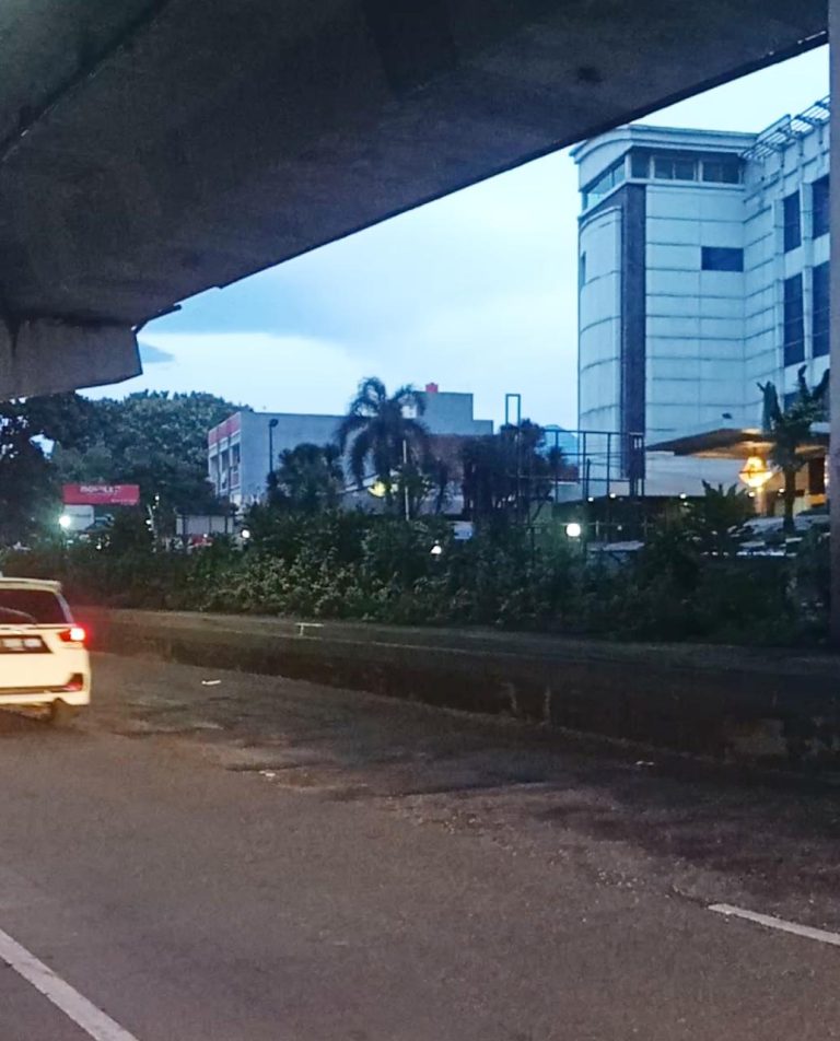 Hancurnya Jalan Sholeh Iskandar Bikin Celaka