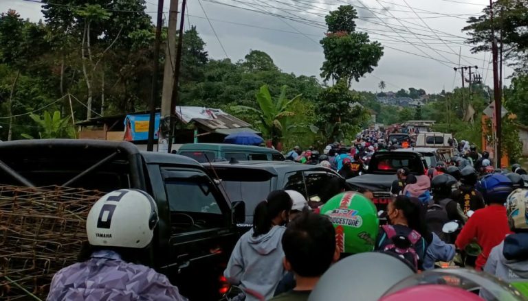 Pengendara tak Sabar, Kemacetan Total Kerap Terjadi di Jalan Ciampea-Rancabungur