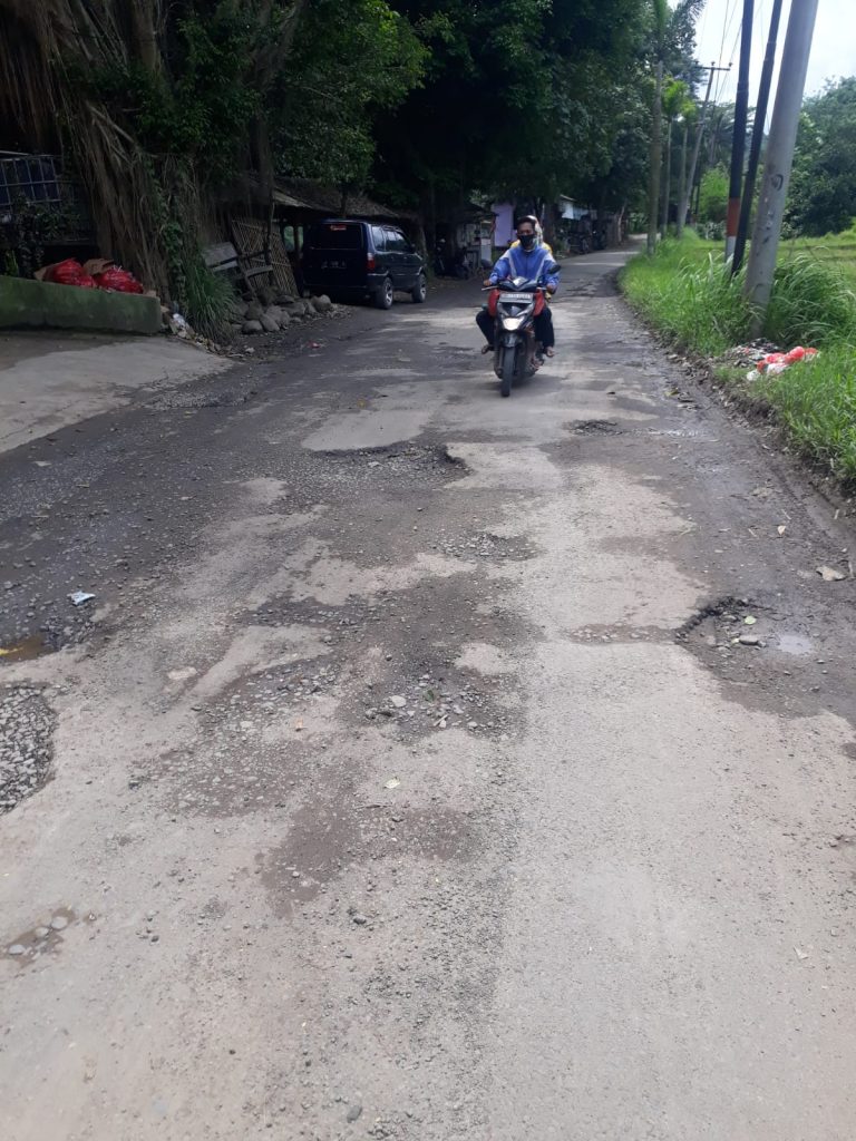 Rusak Parah, Warga Minta Perbaikan Ruas Jalan Jonggol – Sukamakmur
