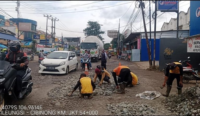 Setelah Banyak Dikeluhkan, Akhirnya Jalan di Depan Pasar Cileungsi Diperbaiki