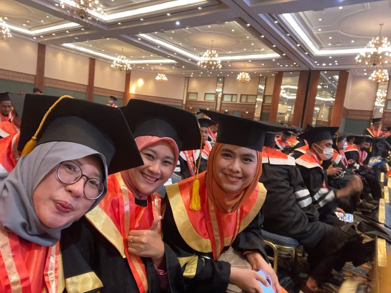 Rektor Institut Tazkia Diwisuda