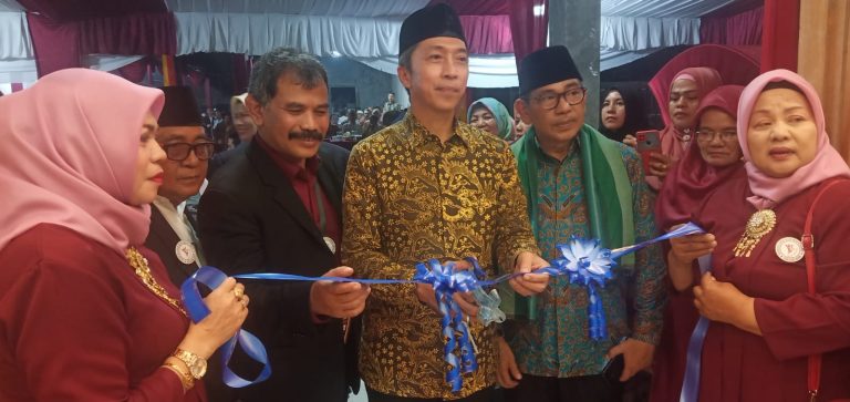 Dibangun Swadaya, Gedung Majlis Ta’lim Minang Limkos Diresmikan Dedie Rachim