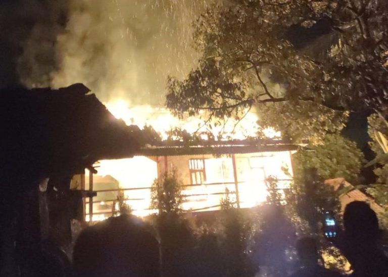 Korsleting Listrik dari Hape yang Dicas, Ponpes Bainatul Amsor Terbakar