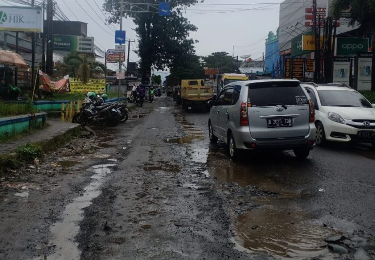 Ruas Jalan Narogong Makin Rusak