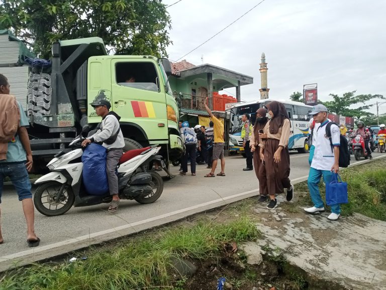 Warga Terpaksa Jalan Kaki Akibat Truk Tronton Melintang di Jalan Raya Paku  