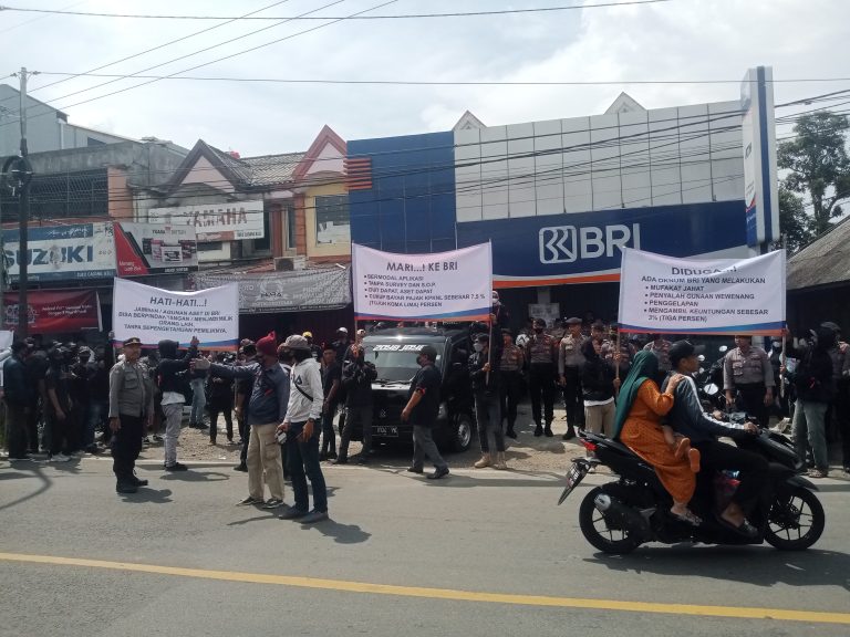 Bank BRI Leuwiliang Digeruduk Massa