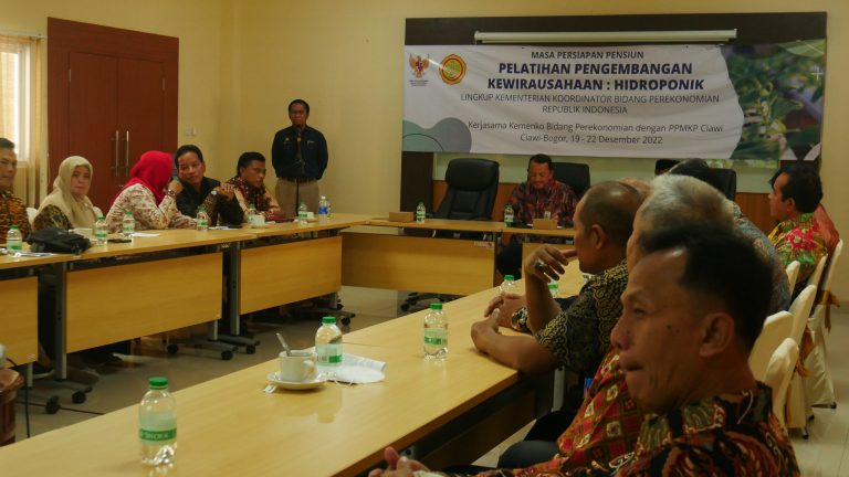 Dukung Ketahanan Pangan, PPMKP Kementan-Kemenko Bidang Perekonomian Kerjasama Bekali Calon Purnabakti Pelatihan Hidroponik