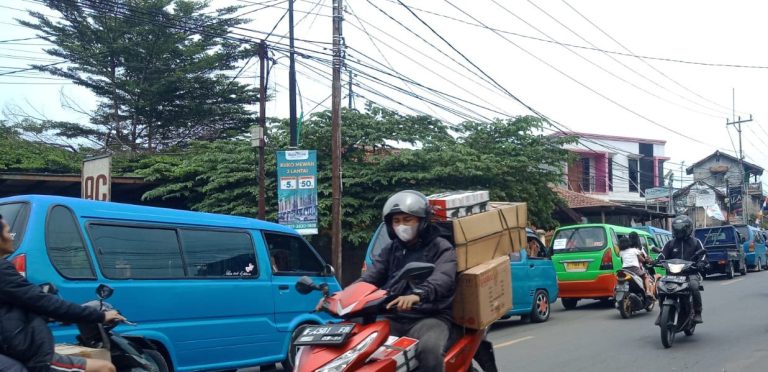 Angkot dan Truk Bikin Jalanan Leuwiliang Macet