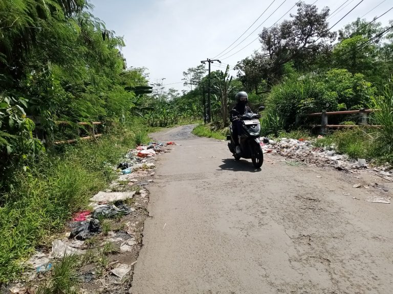 Sampah Berserakan di Jalan Hambaro-Kalongliud