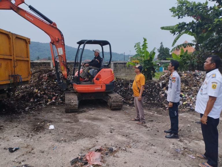 Kerahkan Alat Berat, Tumpukan Sampah di Terminal Leuwiliang Dibersihkan