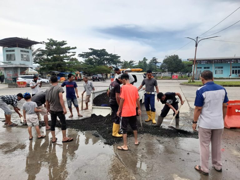 Cegah Laka Lantas, Terminal Leuwiliang Tipe B Inisiatif Perbaiki Jalan Berlubang