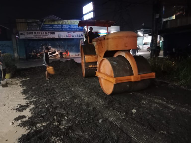 Rusak Parah, DPUPR “Merem”, Acang  Turun Tangan Sentuh Jalan Griya Bukit Jaya 