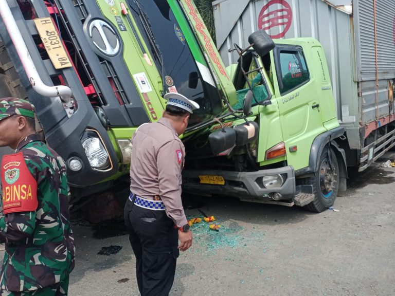 Truk Bermuatan Batu Nyungsep di Depan Pom Bensin, Ini Penyebabnya 