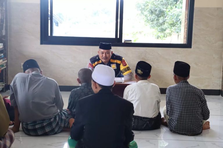 Bripka Agus Siswani Ajar Anak-anak di Masjid Al Fauziah