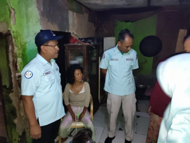Bersama GMKB, Dinsos dan Disperumkim Salurkan Bantuan Bagi Warga