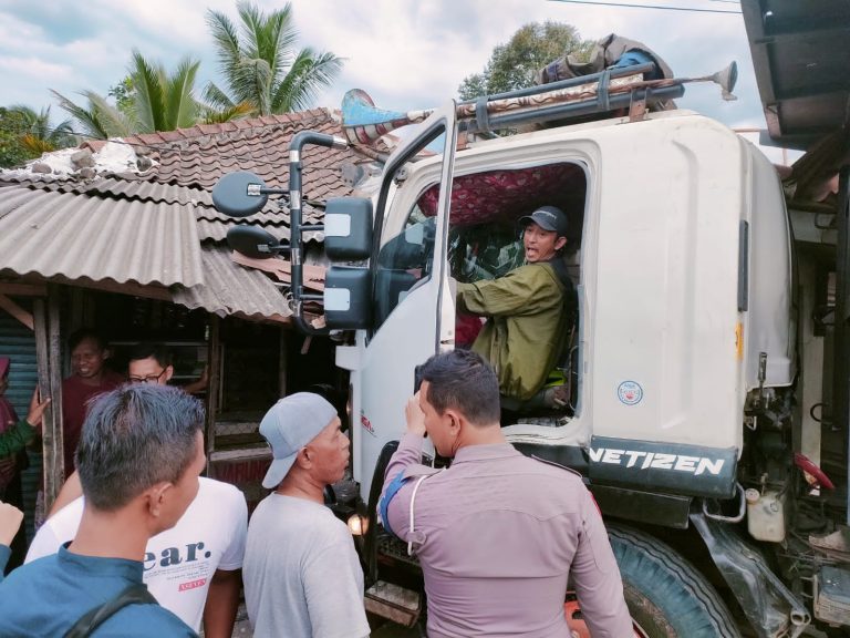Rem Blong, Truk Tronton Tabrak Rumah Makan dan Warkop