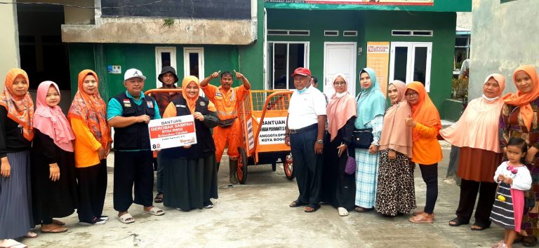 Endah Purwanti Beri Bantuan Gerobak Sampah Bagi Warga Cibuluh