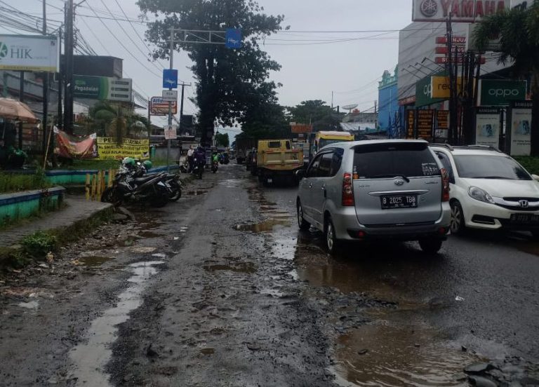 Tak Kunjung Diperbaiki, Kondisi Jalan Cileungsi Memprihatinkan