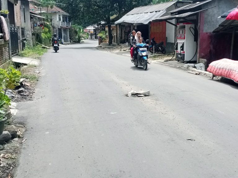 Baru Selesai, Jalan Kalongliud-Bantarkaret Sudah Mulai Rusak Lagi