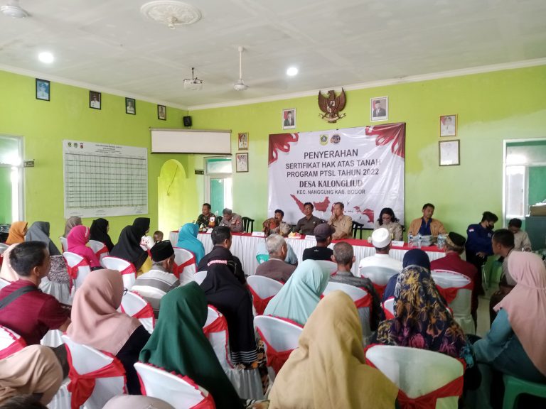 Warga Kalongliud Terima Sertifikat Tanah PTSL