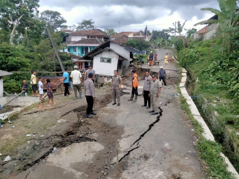 Akses ke Pangradin Terputus, Lebakhuni Alami Pergeseran Tanah