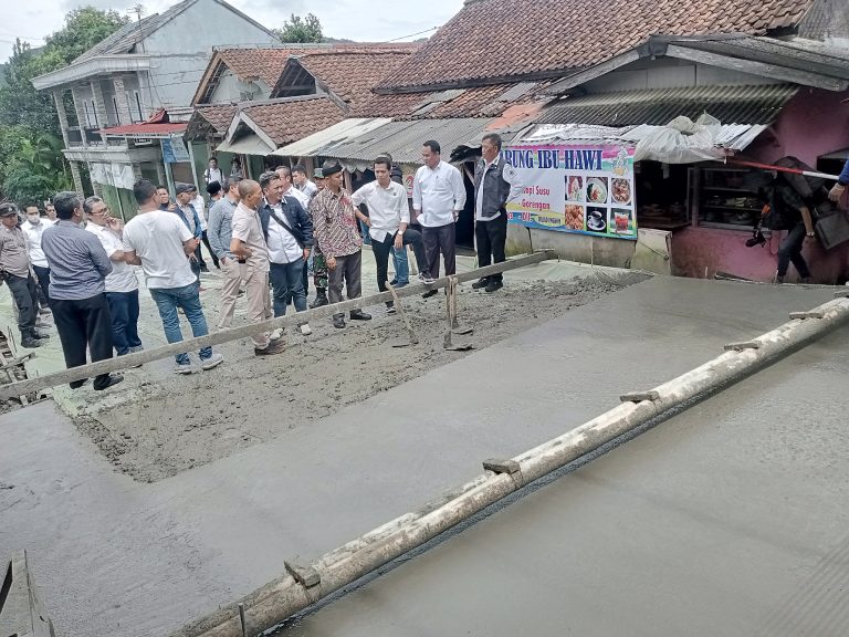 Komisi III Datangi Pengerjaan Jalan Curugbitung yang Dikeluhkan Lamban