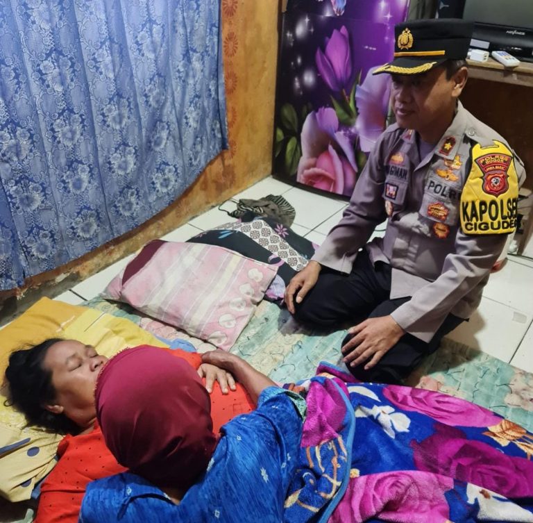 Kapolsek Cigudeg Jenguk Korban yang Tertimpa Rumpun Bambu