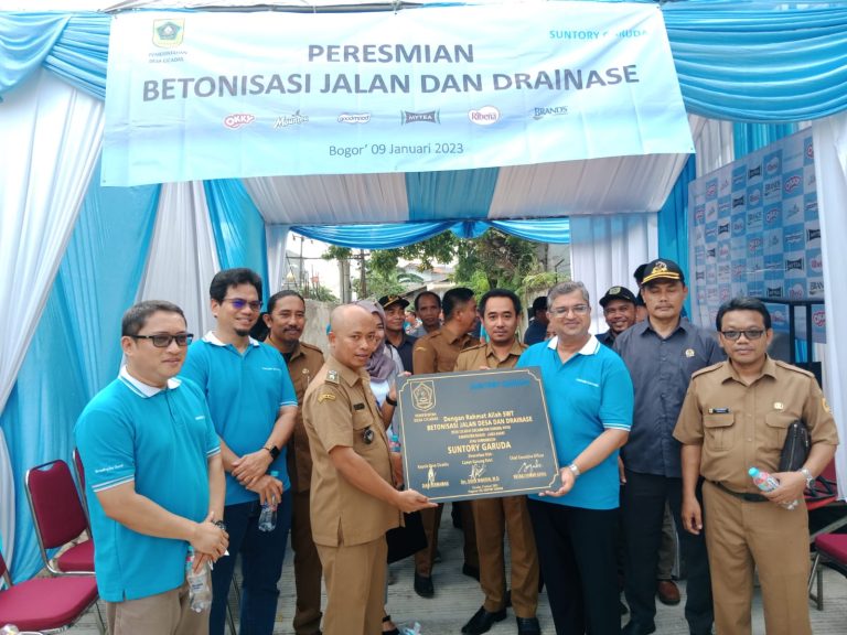 PT Suntory Garuda Berikan CSR untuk Betonisasi Jalan Desa dan Drainase