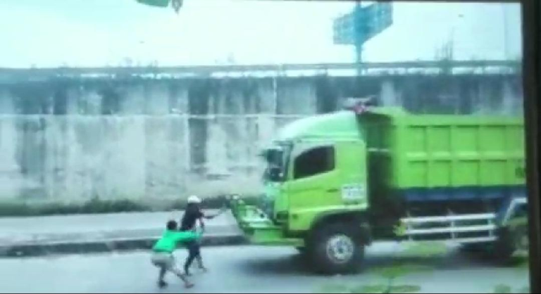 Remaja Asal Kota Bogor Tewas Terlindas Dump Truk Saat Bikin Konten Stop Truk Exit Tol Gunung Putri