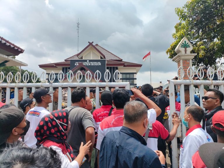 Kantor Pelayanan Kecamatan Cibungbulang Digeruduk Ratusan Massa