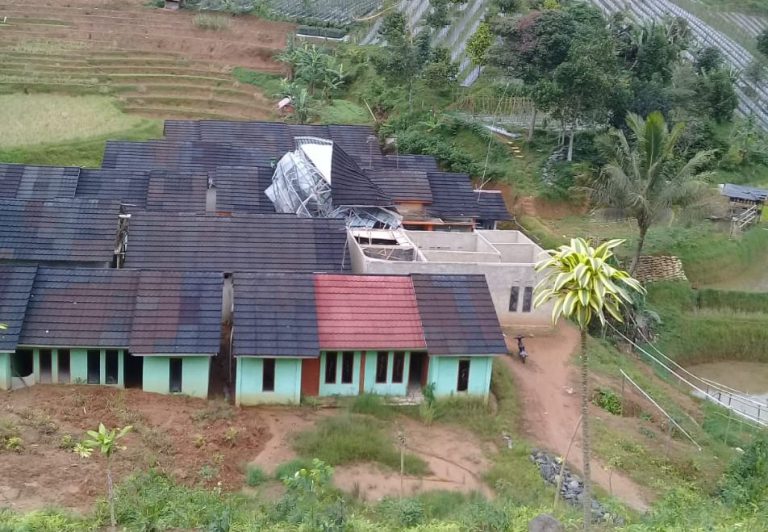 Huntap di Malasari Rusak Berat Akibat Diterjang Angin Kencang 