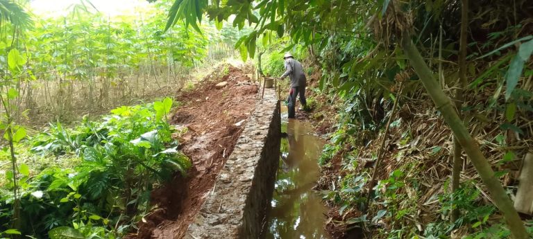 Pekerjaan Irigasi D.I Kienda Diduga Gunakan Material Batu dari Kali