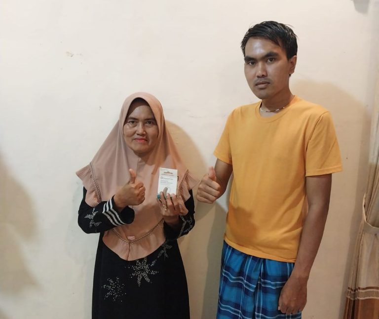 LSM MPB Berikan Bantuan Alat Pendengar Terhadap Nenek di Pasarean